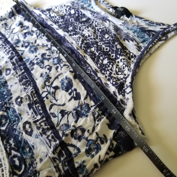 Forever 21 Blue and White Tribal Print Halter Top w/ Crochet Trim Size Small - Picture 9 of 9